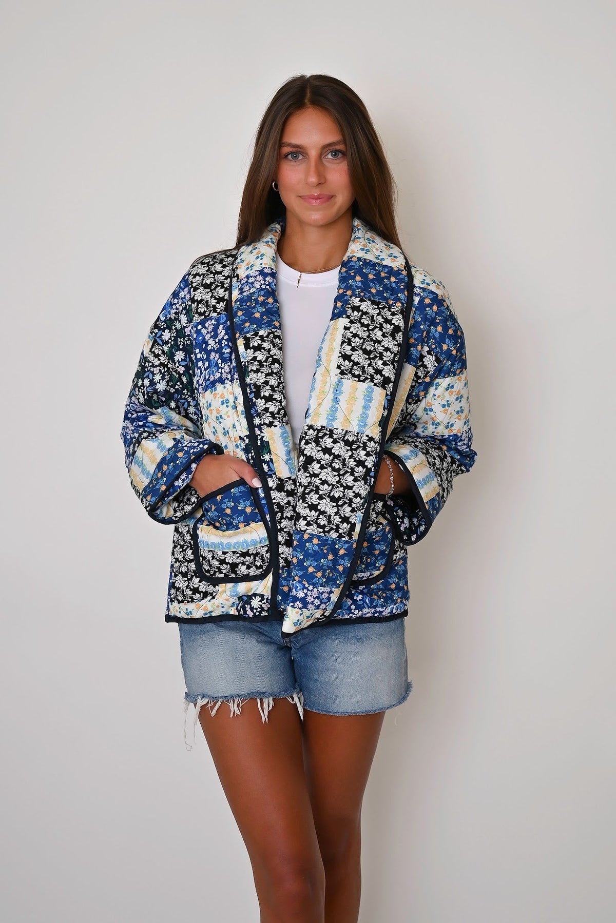 Schwarze Steppjacke mit Blumenmuster