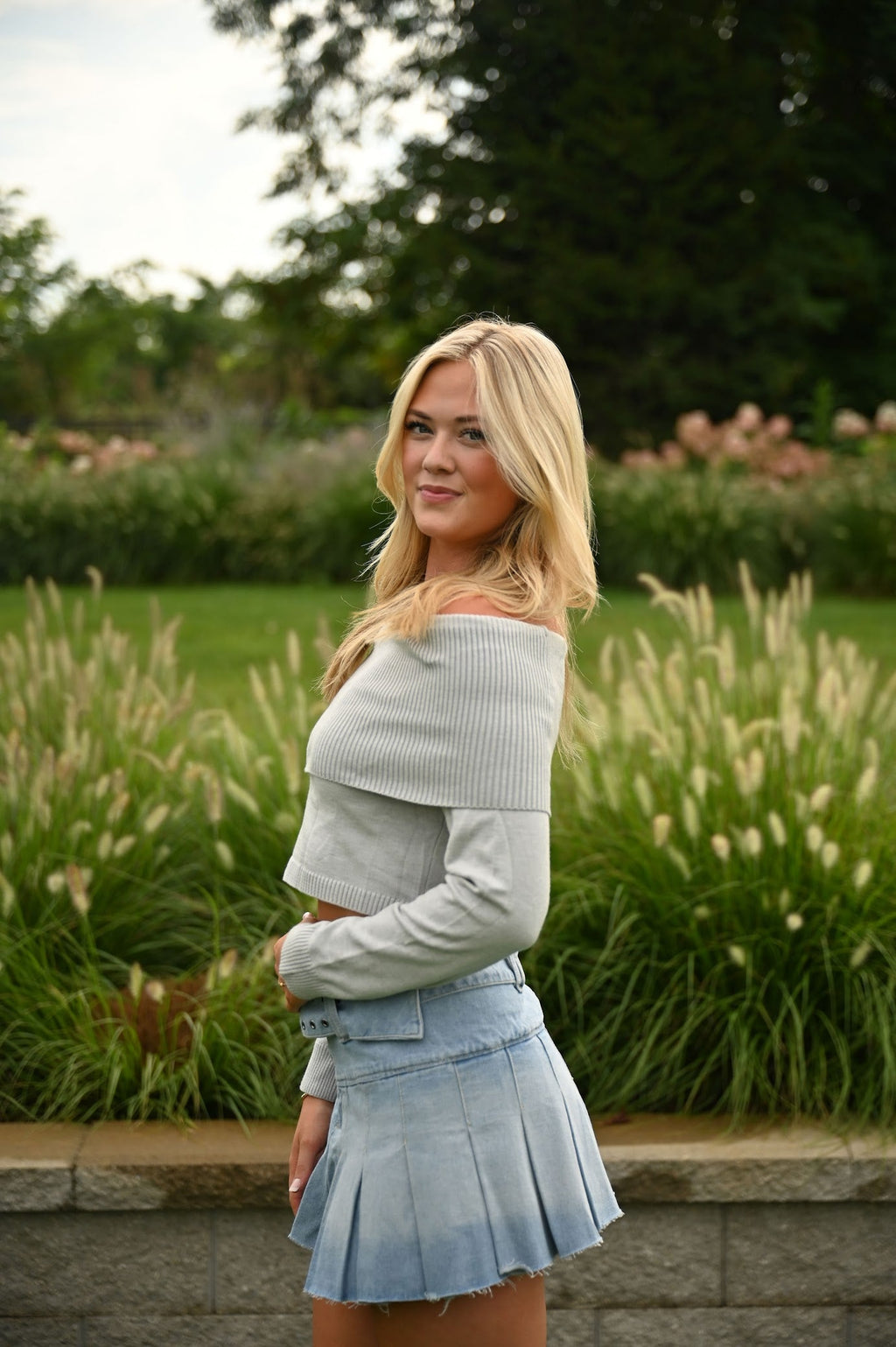 Grauer Strickpullover