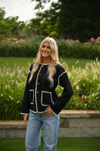 Schwarze Jacke mit floralem Muster