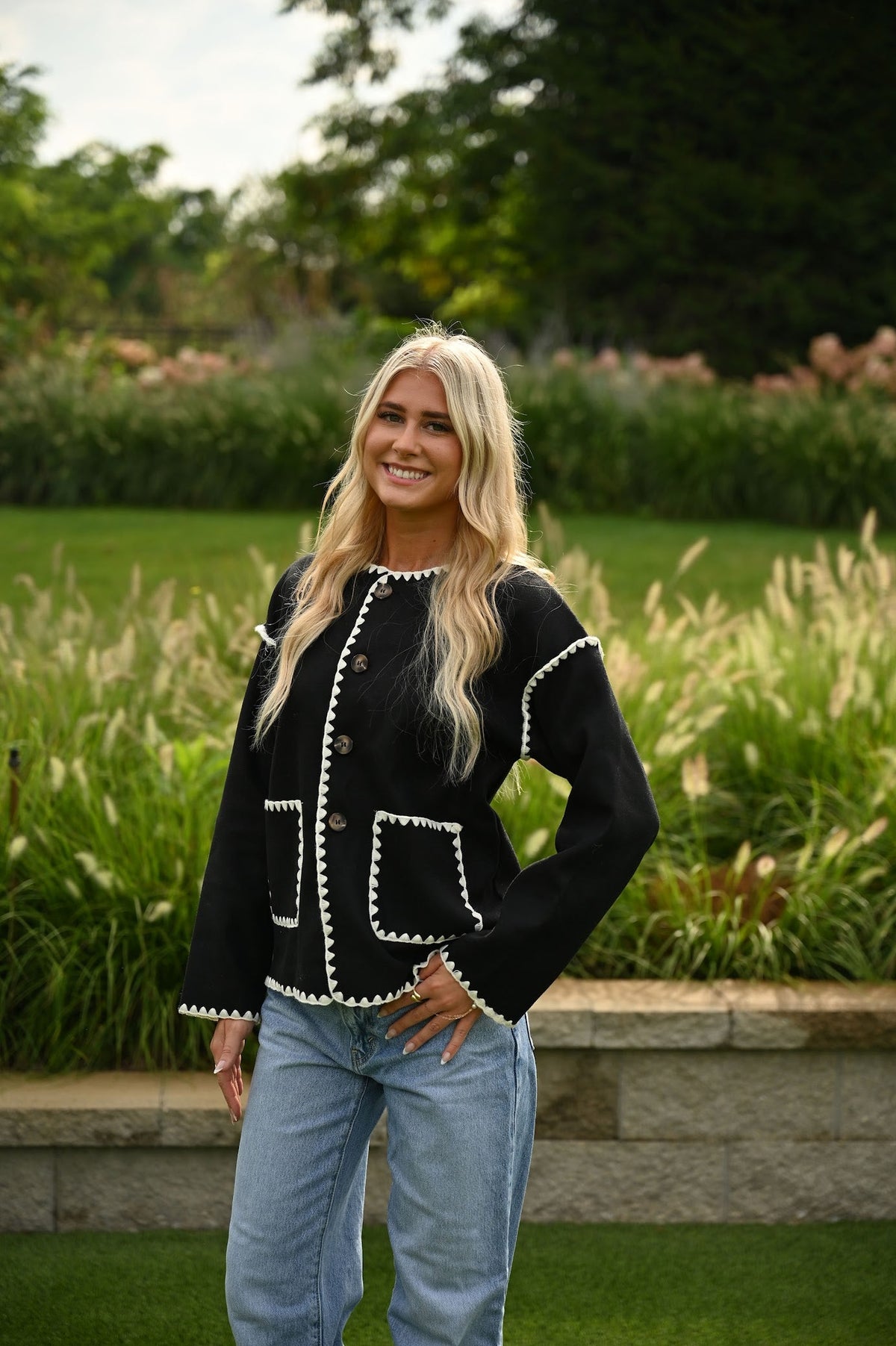 Schwarze Jacke mit floralem Muster