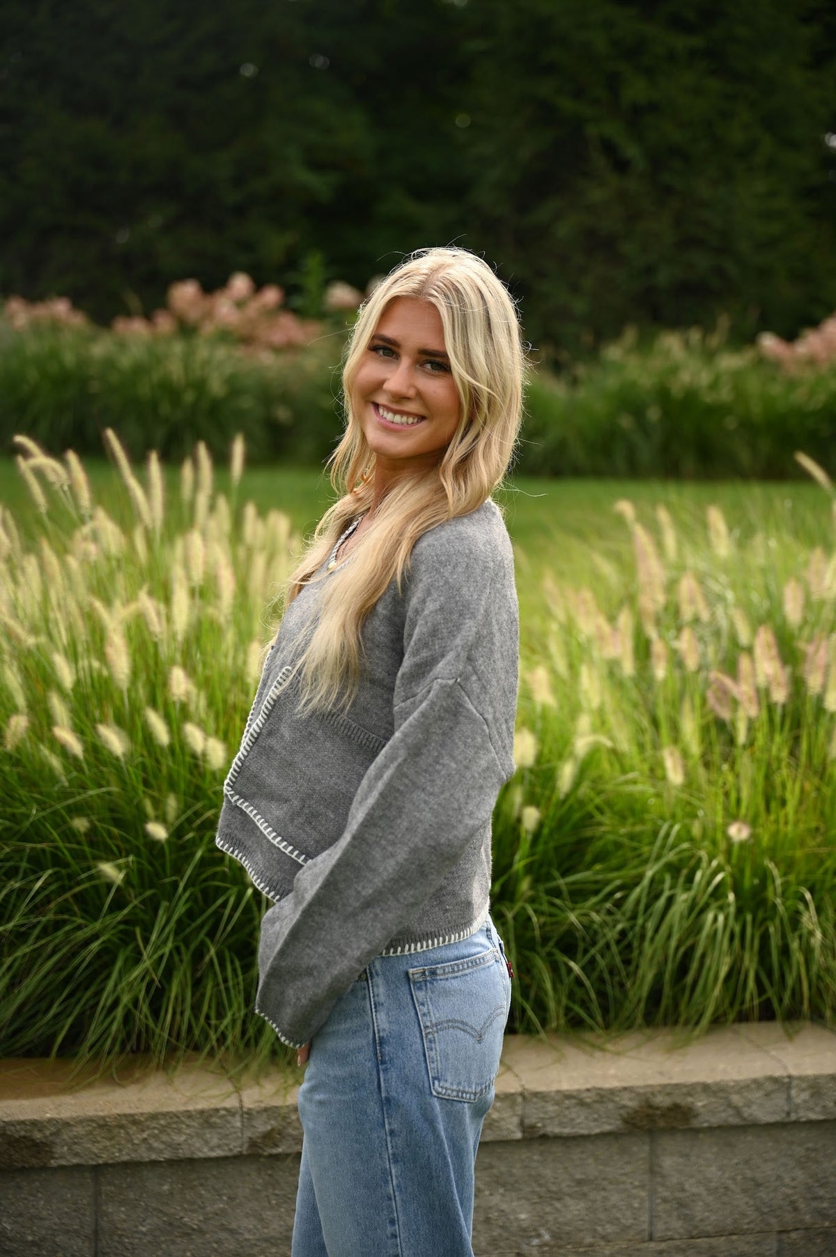 Pullover in Grau mit cleanem Design
