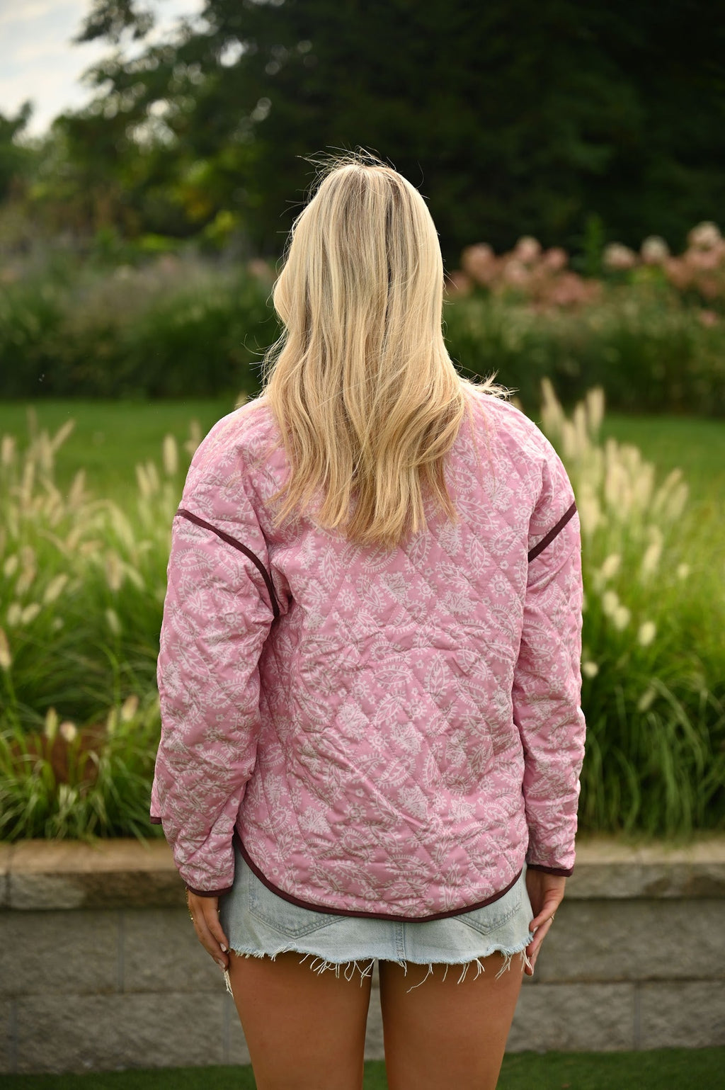 Rosa Steppjacke mit Paisleymuster