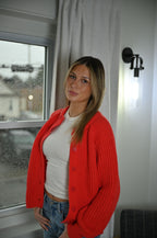 Rote Strickjacke
