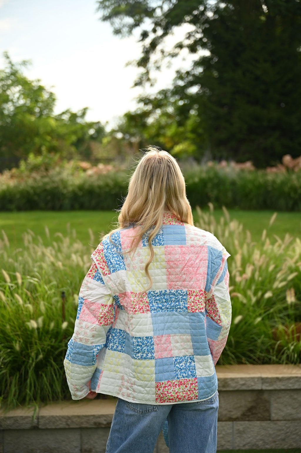 Steppjacke oder Weste mit Blumenmuster