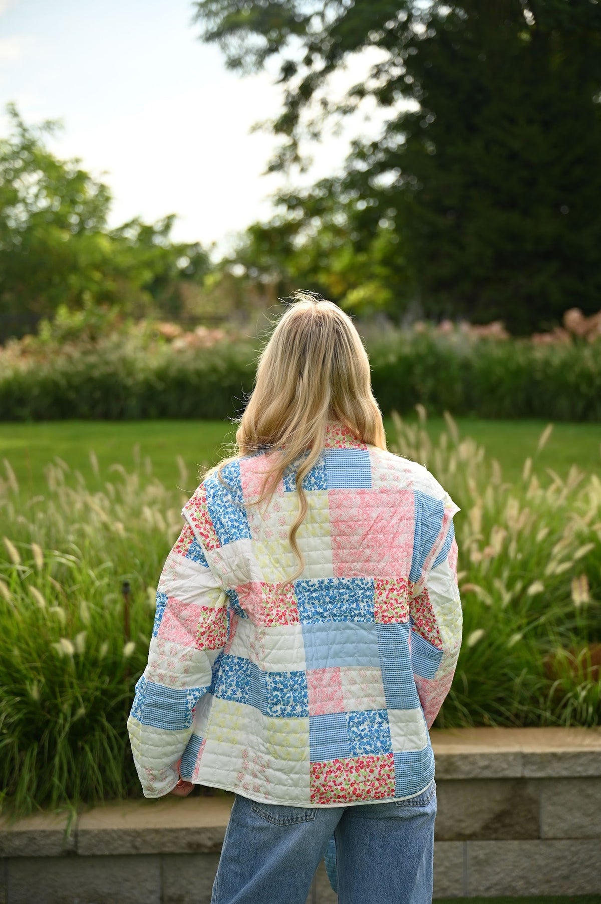 Steppjacke oder Weste mit Blumenmuster