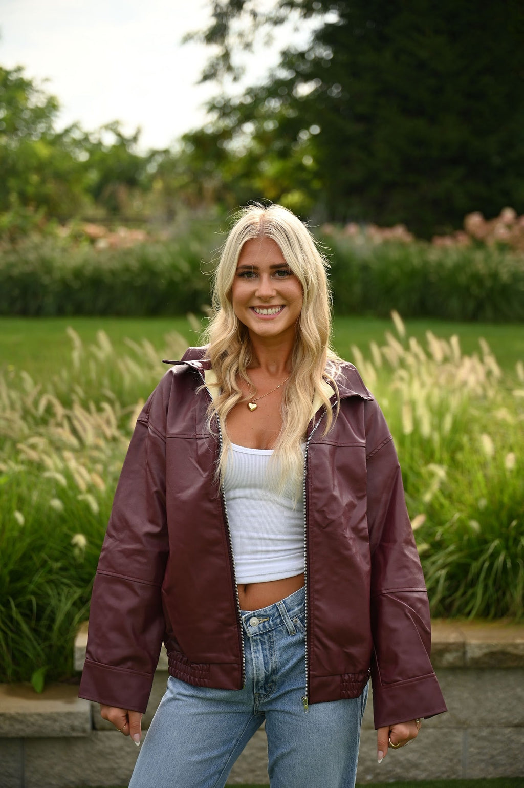 Schwarze Jacke in Lederoptik mit Blumenmuster