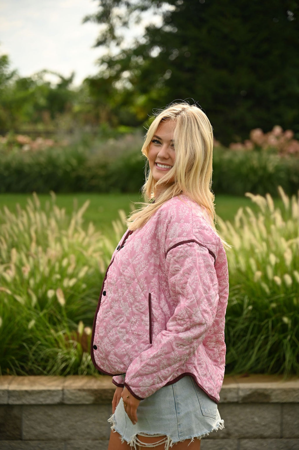 Rosa Steppjacke mit Paisleymuster