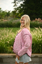 Rosa Steppjacke mit Paisleymuster