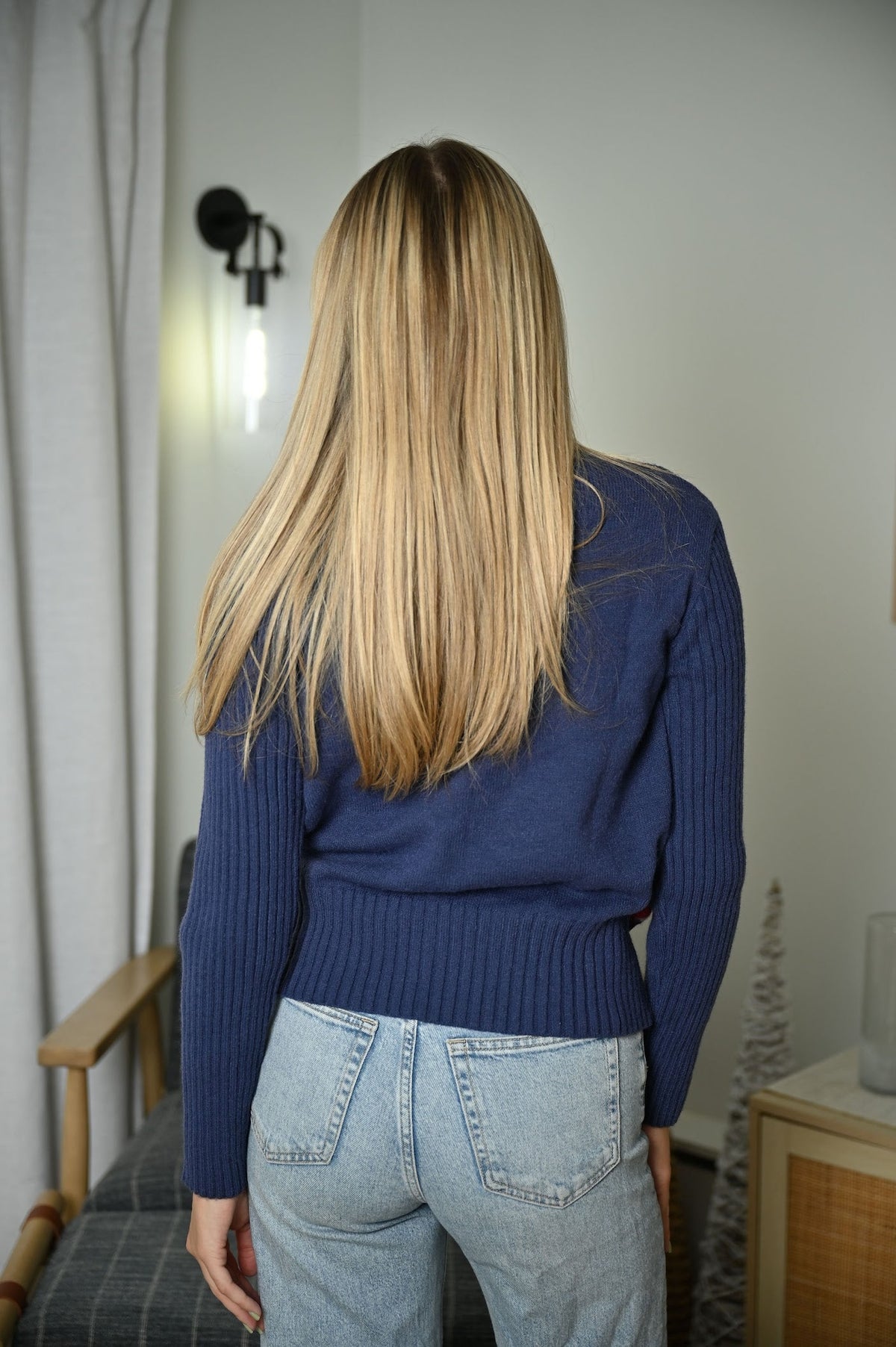 Blauer Strickpullover mit langen Ärmeln