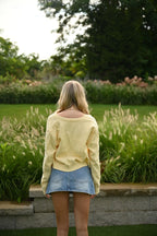 Gelbe Strickjacke