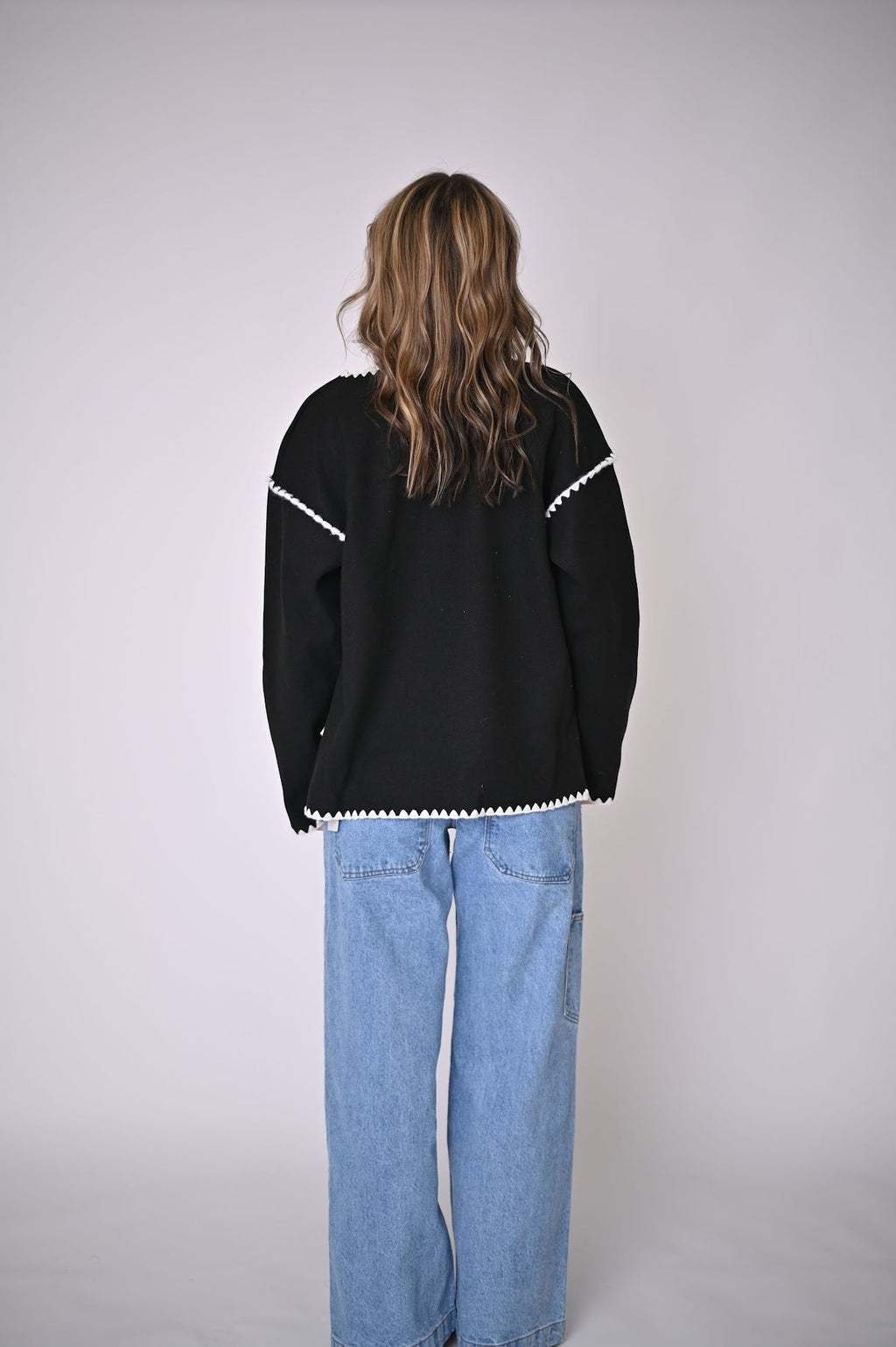 Schwarze Jacke mit floralem Muster