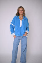 Blauer Pullover mit klassischem Schnitt