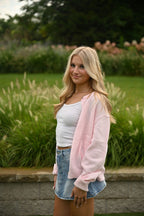 Rosa Strickjacke mit Knopfdetails