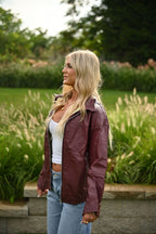 Schwarze Jacke in Lederoptik mit Blumenmuster