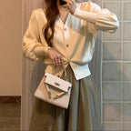 Damen Strickjacke mit V-Ausschnitt und Puffärmeln im Retrostil - Odile