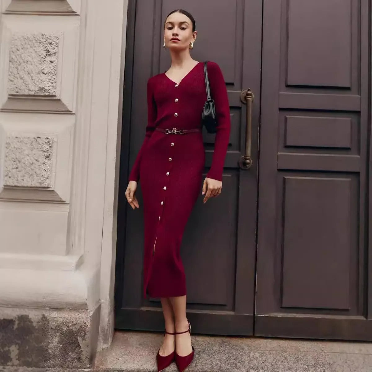 Gestricktes Midikleid mit dünnem Knopfgürtel - Maelle