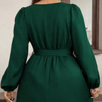 Kurzes Kleid mit Schleife in der Taille - Narella