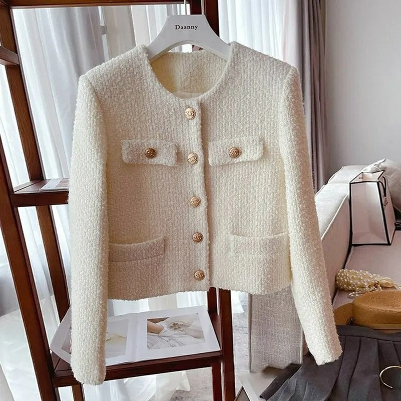 Kurze Damenjacke aus Bouclé-Stoff mit klassischem Design und Schmuckknöpfen - Noelle