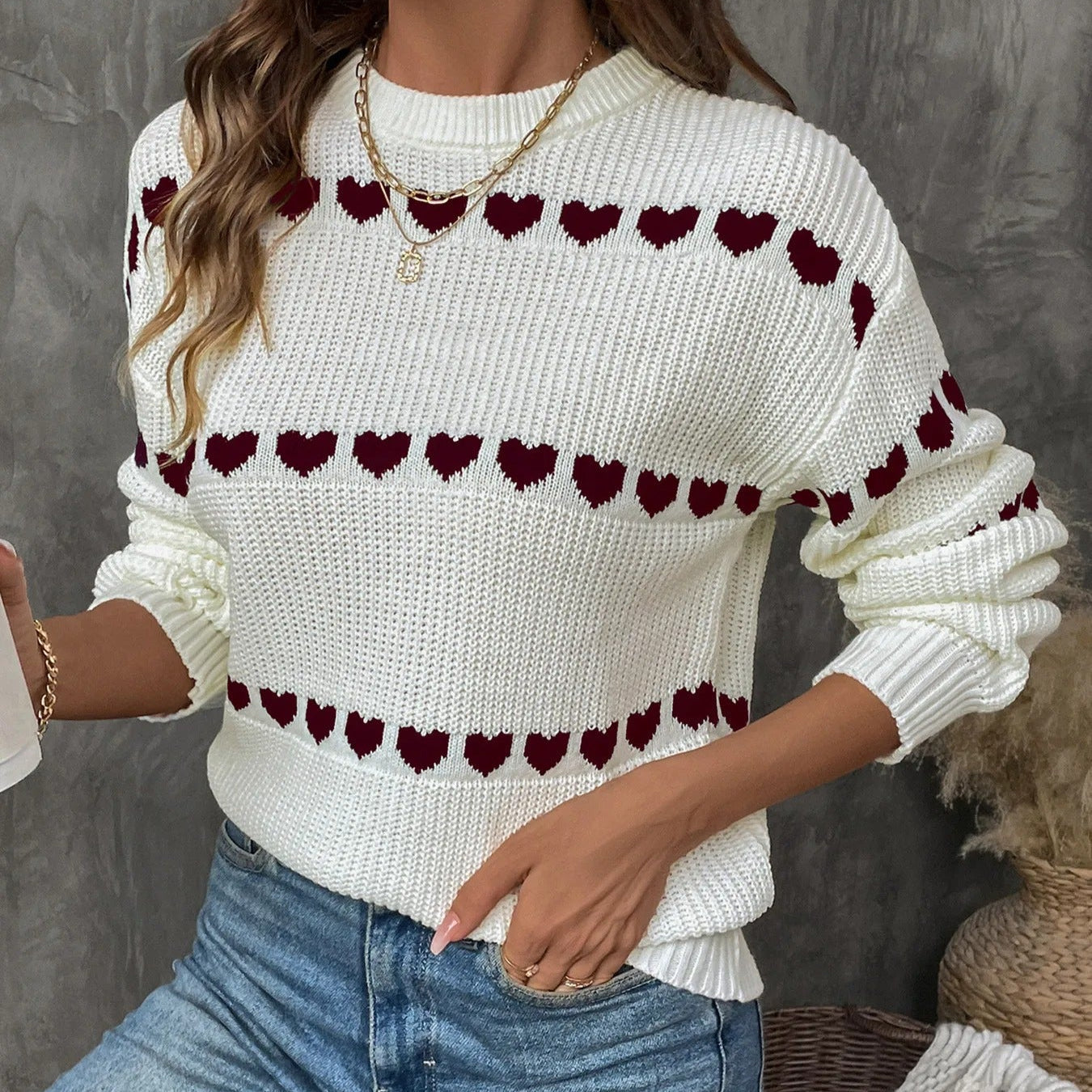 Gestrickter Pullover mit gestickten Herzen - Calista
