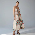 Langes Kleid mit Neckholderausschnitt und Blumenstickerei - Elara