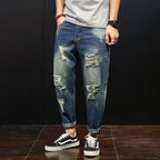 Gerade Herrenjeans mit abgenutztem Riss-Effekt - David