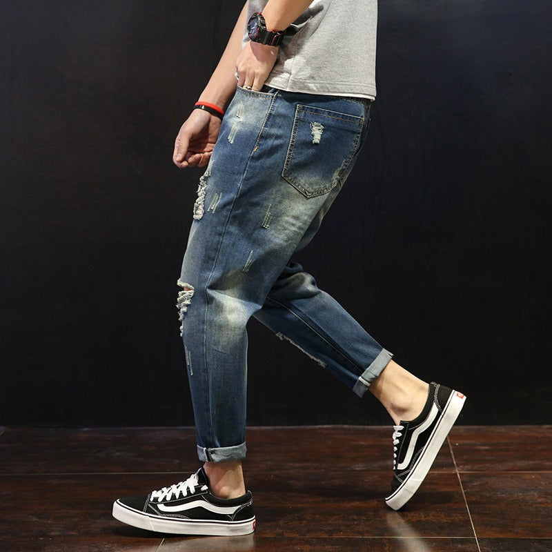 Gerade Herrenjeans mit abgenutztem Riss-Effekt - David