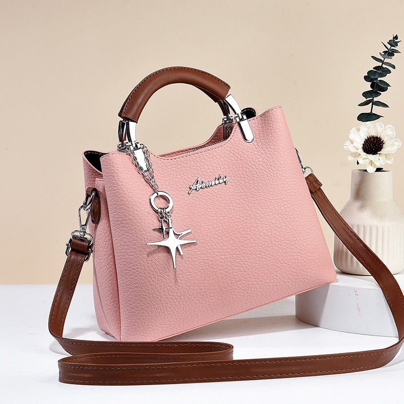 Damenhandtasche aus Kunstleder mit dekorativem Anhänger - Giana