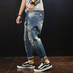 Gerade Herrenjeans mit abgenutztem Riss-Effekt - David