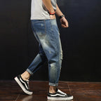 Gerade Herrenjeans mit abgenutztem Riss-Effekt - David