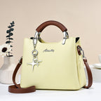 Damenhandtasche aus Kunstleder mit dekorativem Anhänger - Giana