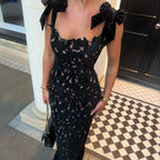 Tailliertes Kleid mit floraler Spitze und Schleifen - Roselina