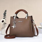 Damenhandtasche aus Kunstleder mit dekorativem Anhänger - Giana