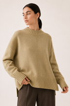Oversize-Damenpullover mit kurzem Rollkragen und asymmetrischem Saum – Greta