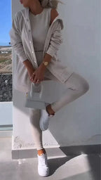 Nera - Dreiteiliges Set bestehend aus einer Strickjacke mit Kapuze, einem Oberteil und einer Hose