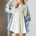 Avery - Kleid mit V-Ausschnitt und bedruckten Blumenärmeln