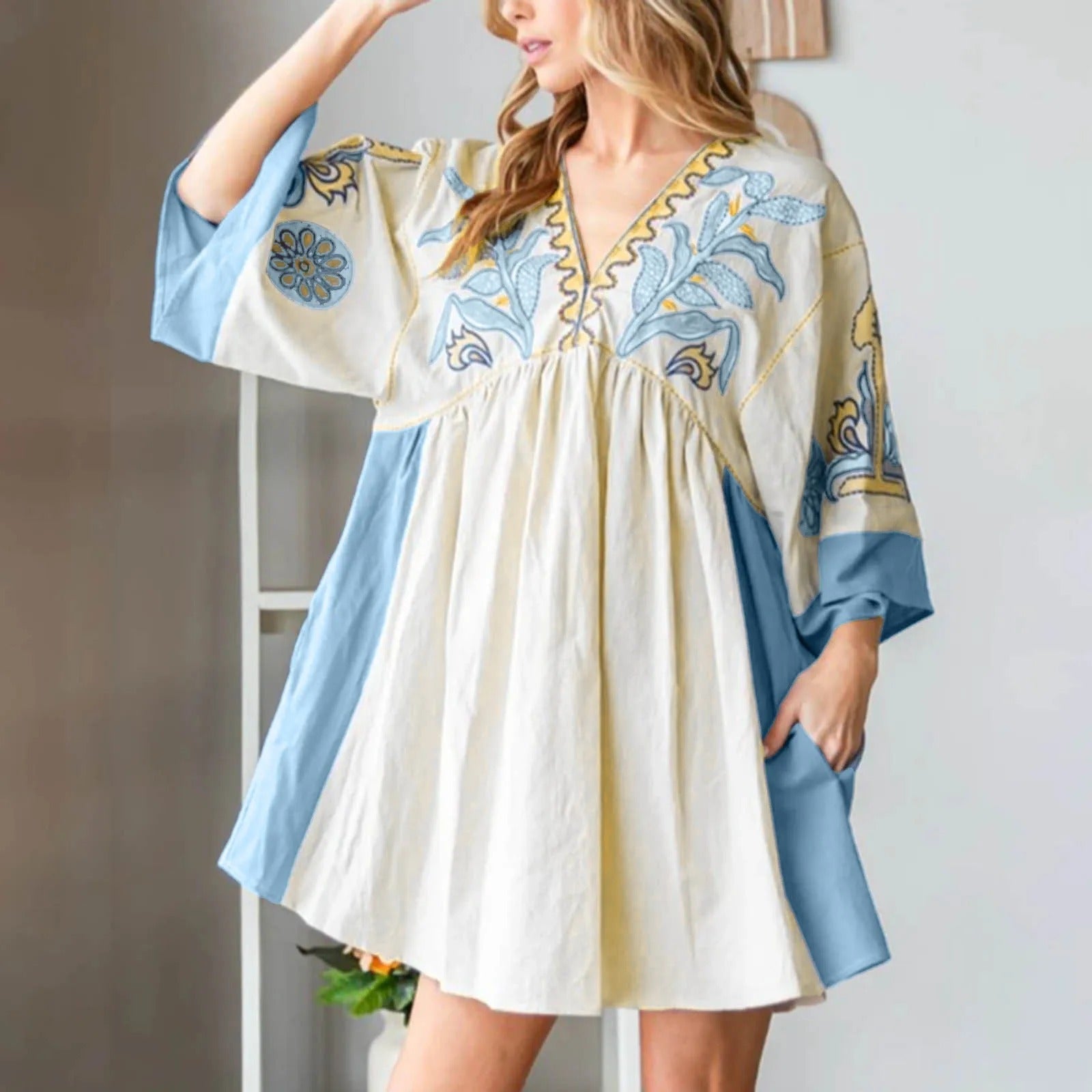 Avery - Kleid mit V-Ausschnitt und bedruckten Blumenärmeln