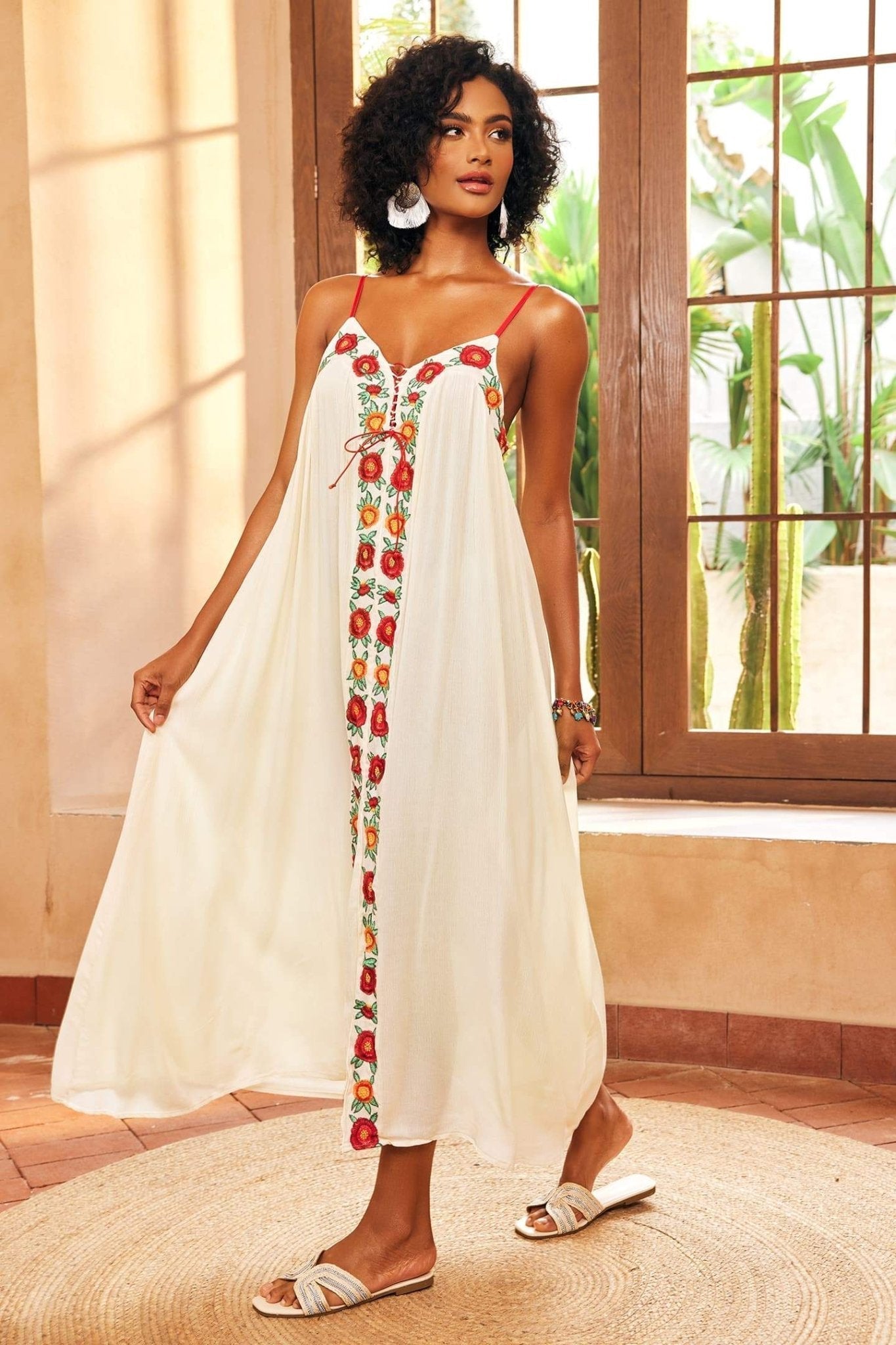 Mila - Schlupf-Maxikleid mit V-Ausschnitt und floraler Stickerei
