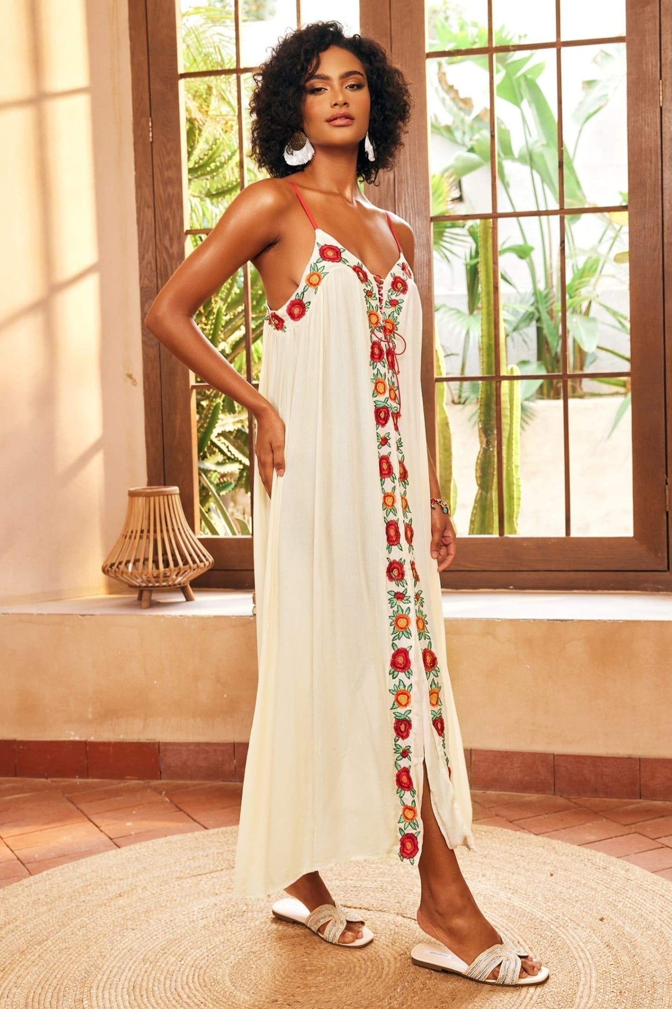 Mila - Schlupf-Maxikleid mit V-Ausschnitt und floraler Stickerei