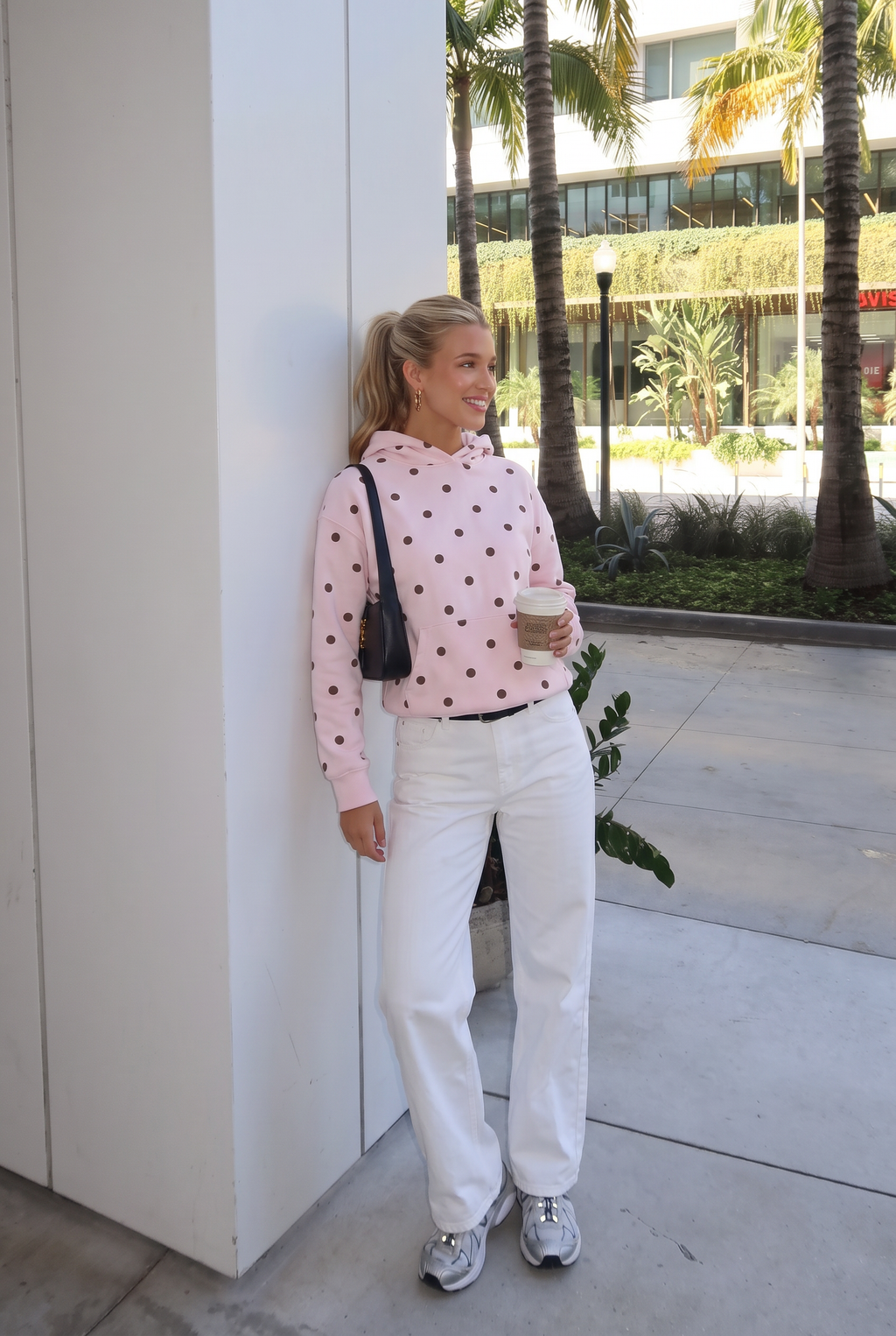 Rosa Kapuzenpullover mit Punktemuster