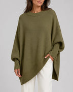 Asymmetrischer Strickpullover mit weiten Ärmeln
