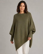 Asymmetrischer Strickpullover mit weiten Ärmeln