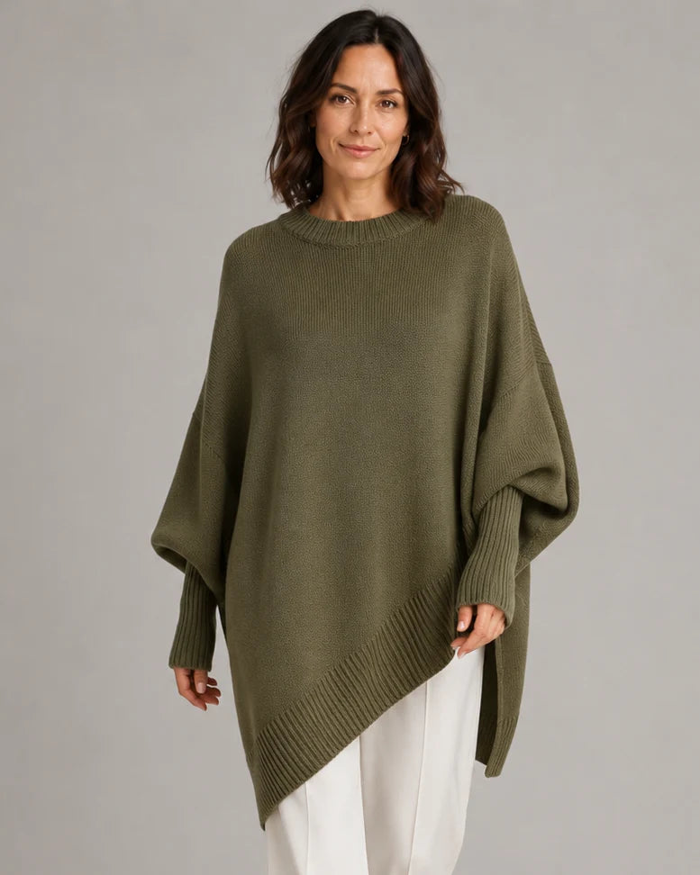 Asymmetrischer Strickpullover mit weiten Ärmeln