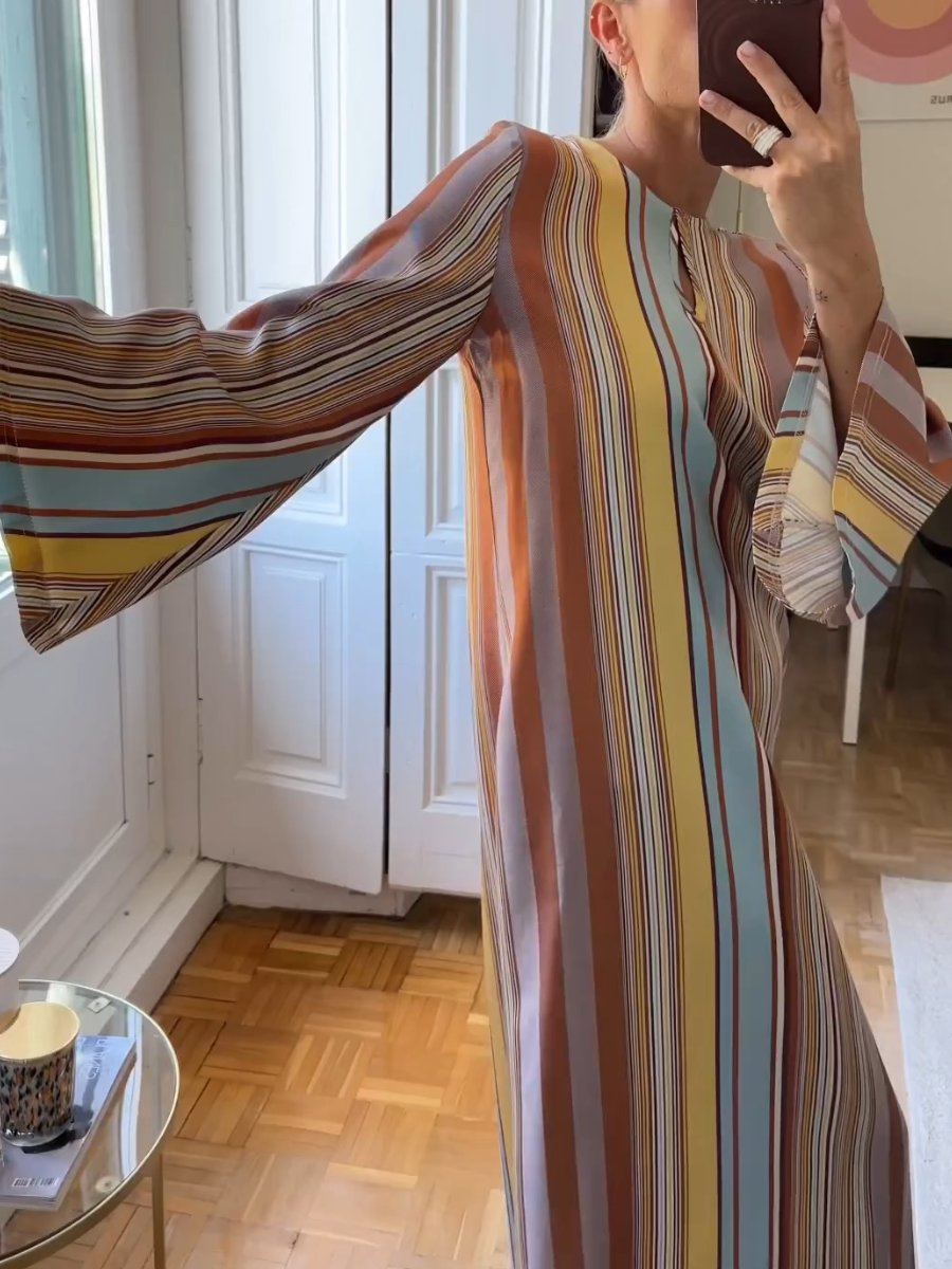 Ranora - Gestreiftes Kleid mit Hornärmeln