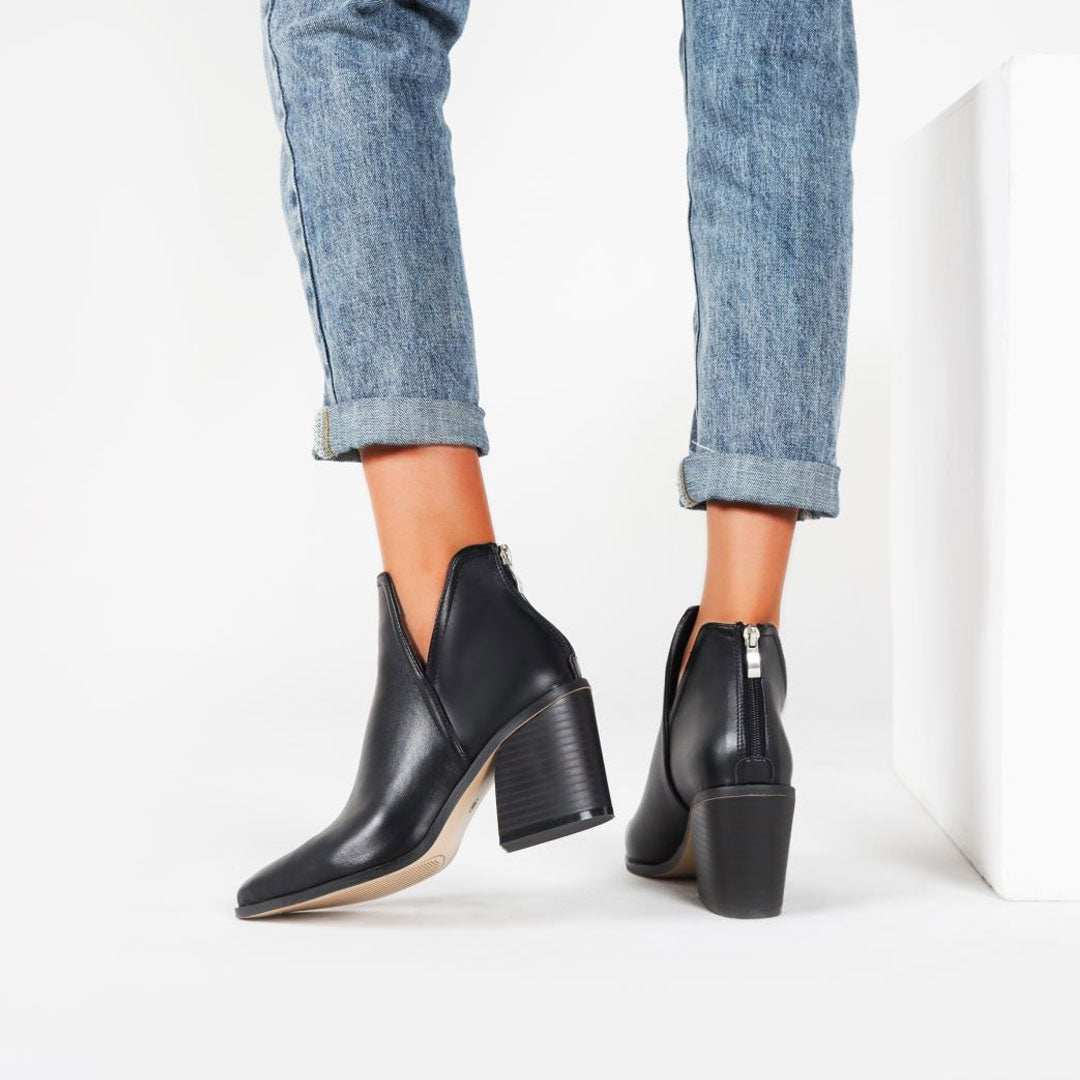 Amelia - Retro Kunstleder spitze Zehe Kerbe Chunky Heel Ankle Stiefel