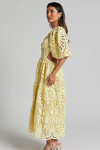 Sandra - Midikleid mit bestickter Spitze und Cut-Outs