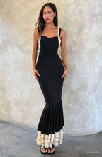 Holly - Langes schwarzes tailliertes Kleid mit Trägern