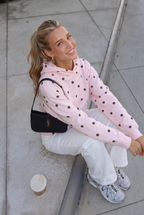 Rosa Kapuzenpullover mit Punktemuster