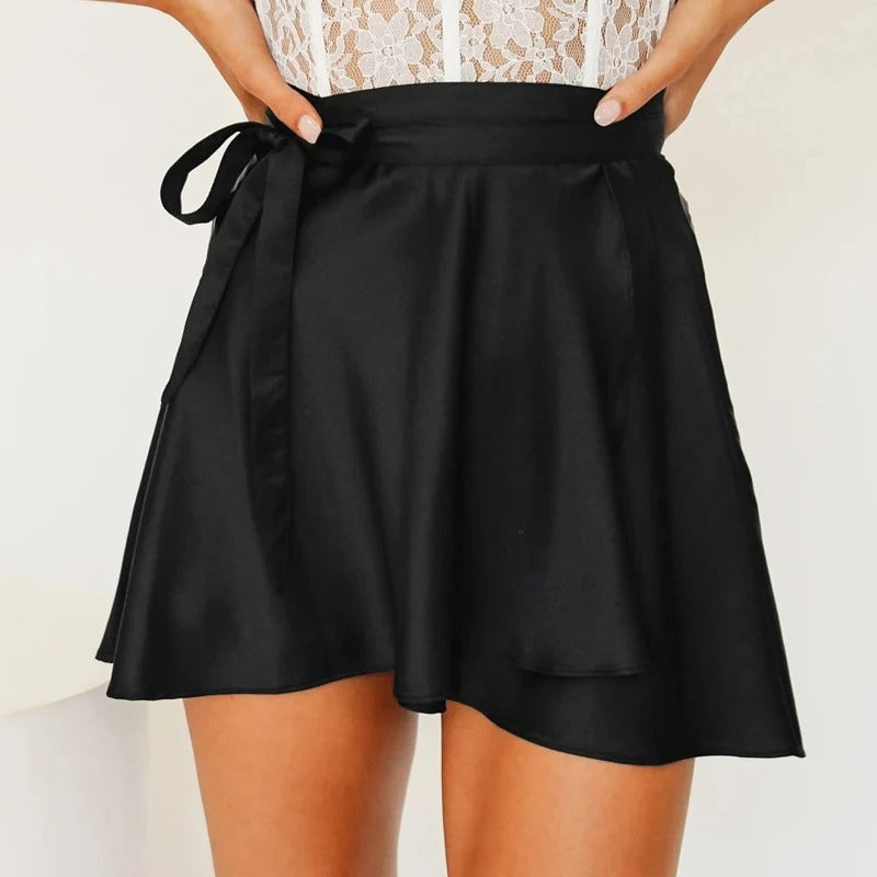 Eleganter und femininer Wickelrock aus Satin mit hoher Taille, perfekt für raffinierte Looks und besondere Abende