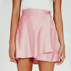 Eleganter und femininer Wickelrock aus Satin mit hoher Taille, perfekt für raffinierte Looks und besondere Abende