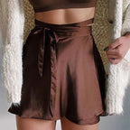Eleganter und femininer Wickelrock aus Satin mit hoher Taille, perfekt für raffinierte Looks und besondere Abende
